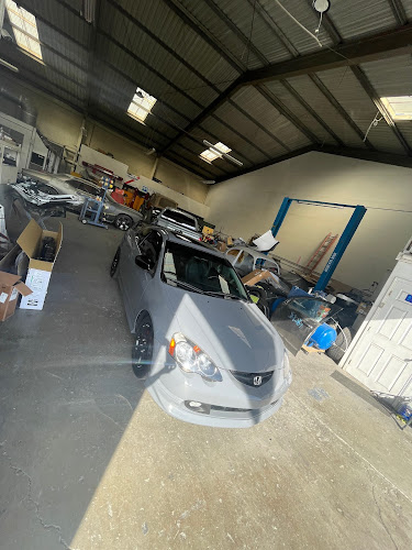 Dinos Auto Body